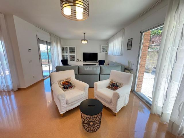 Chalet en venta en Santa Coloma de Farners. Elegante villa en Santa Coloma de Farners con posibilidad de autofinanciar la hipoteca mediante alquiler. Chalets Santa Coloma de.