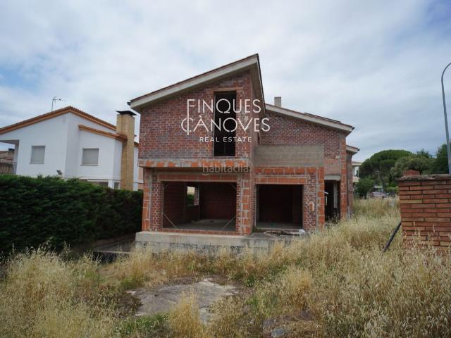 Chalet en venta en Santa Coloma de Farners. Espectacular vivienda de 610 m para finalizar en Sol Saliente Proyecto exclusivo con garaje para 5 coches, domótica y piscina. Chalets Santa Coloma de.