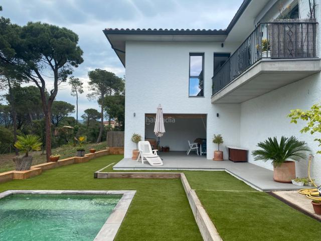 Chalet en venta en Santa Cristina d´Aro, Golf Costa Brava. Casa con piscina situada en la urbanización Mas Trempat, consta de 233 m2 construidos sobre una parcela de 590 m2. Muy bien ubicad. Chalets.