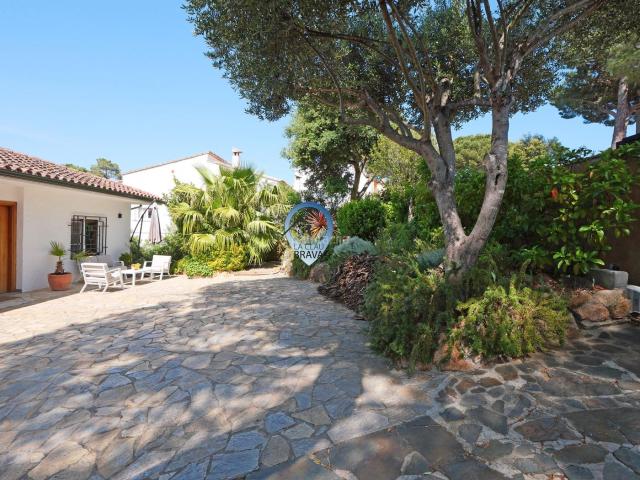 Chalet en venta en Santa Cristina d´Aro, Golf Costa Brava. Encantador y moderno chalet en Mas Trempat, Santa Cristina d'Aro, una ubicación idílica que combina la tranquilidad y la belleza d. Chalets.