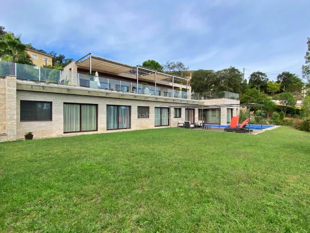 Chalet en venta en Santa Cristina d´Aro, Golf Costa Brava. Espectacular villa moderna situada en el Golf Club Costa Brava. Chalets Santa Cristina.