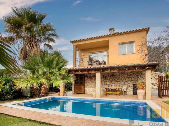 Chalet en venta en Santa Cristina d´Aro, Santa Cristina Poble. CASA CON BONITAS VISTAS EN URB.LES TEULES STA. CRISTINA D'ARO. Chalets Santa Cristina.