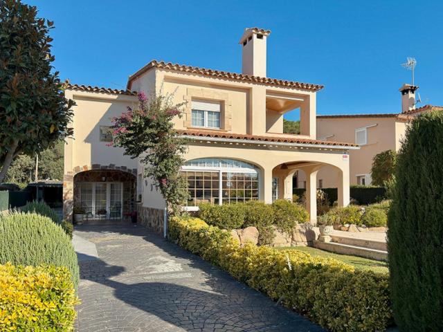 Chalet en venta en Santa Cristina d´Aro, Santa Cristina Poble. Chalet en el centro, con piscina y dos plantas. Chalets Santa Cristina.