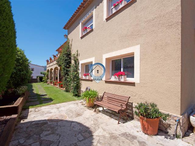 Chalet en venta en Santa Cristina d´Aro, Santa Cristina Poble. Una casa en la Costa Brava donde caben todos y aún sobra espacio? Aquí la tienes. Chalets Santa Cristina.