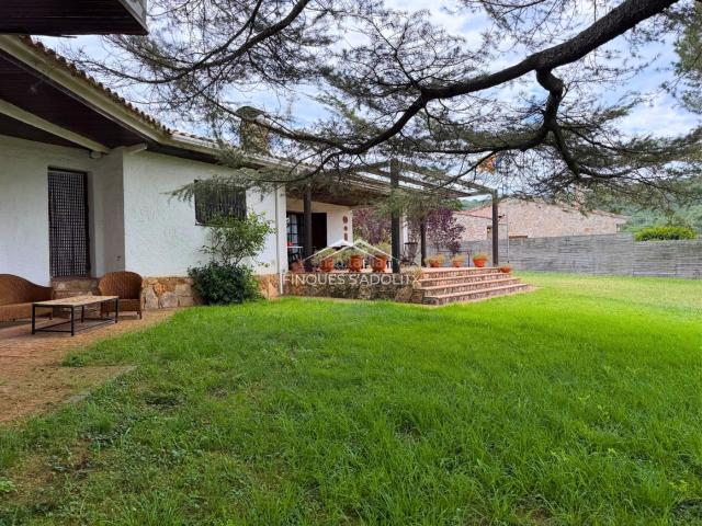 Chalet en venta en Santa Cristina d´Aro, Urbanitzacions del Nord. Descubre esta encantadora casa situada en la tranquila urbanización de Sant Miquel dAro. Chalets Santa Cristina.