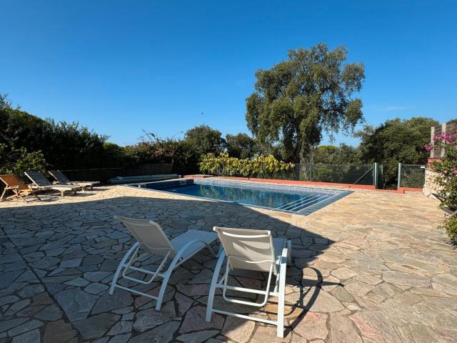 Chalet en venta en Santa Cristina d´Aro, Urbanitzacions del Nord. PRECIOSO CHALET EN UNA SOLA PLANTA ADAPTADO PARA SILLA DE RUEDAS. Chalets Santa Cristina.