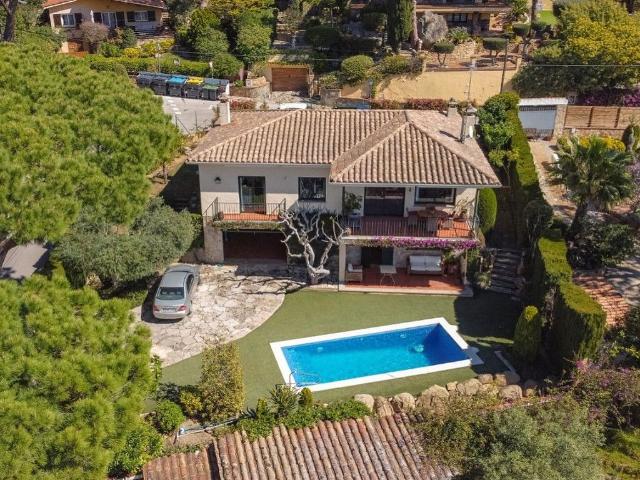Chalet en venta en calle Dels Ametllers, Santa Cristina d´Aro, de 283 m² 4 habitaciones por 750.000 €