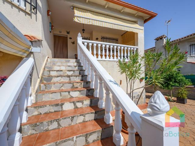Chalet en venta en Santa Olalla. Chalet independiente con amplias estancias, gran parcela y excelente comunicación con Madrid. Chalets Santa.