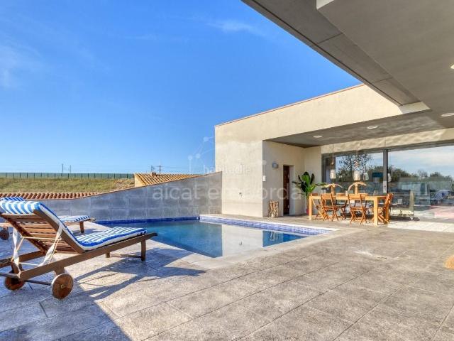 Chalet en venta en Santa Llogaia d´Àlguema. Casa moderna con piscina. Chalets Santa Llogaia.