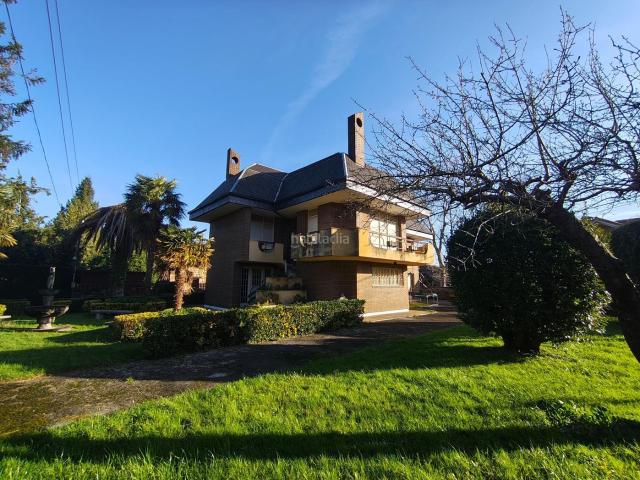 Chalet en venta en Santa María de Cayón. Casa independiente en La Abadilla. Chalets Santa María de.