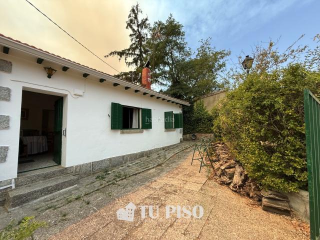 Chalet en venta en Santa María de la Alameda. Chalet con 3 dormitorios y parcela en Santa María de la Alameda. Chalets Santa María de la.