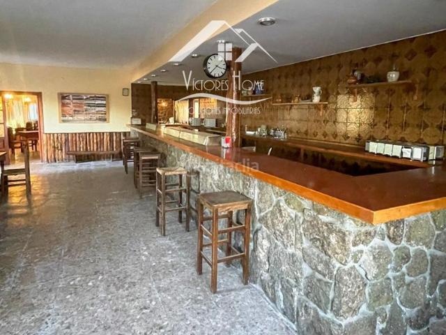 Chalet en venta en Santa María de la Alameda. Finca con bar y viviendas en Cruz Verde Madrid. Chalets Santa María de la.