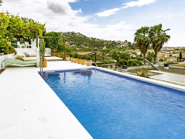 Chalet en venta en Santa Susanna. Casa a 4 vientos con 2 piscinas y vista al mar. Chalets Santa.
