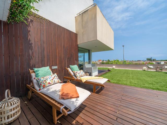 Chalet en venta en Santa Susanna. Casa a 4 vientos con 2 piscinas y vista al mar. Chalets Santa.