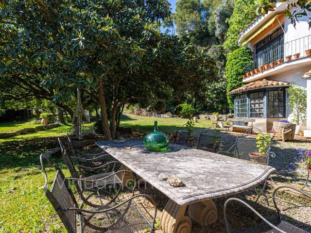 Chalet en venta en Santa Susanna. Casa exclusiva con gran jardín en el pueblo. Chalets Santa.