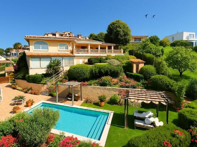 Chalet en venta en calle Pirineus, Santa Susanna, de 295 m² 5 habitaciones por 745.000