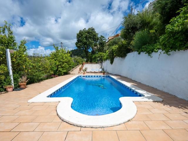 Chalet en venta en Santa Susanna. Espectacular casa con piscina. Chalets Santa.