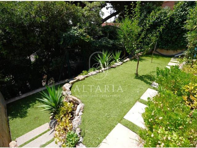 Chalet en venta en Santa Susanna. Exclusiva villa con piscina y vistas al mar. Chalets Santa.