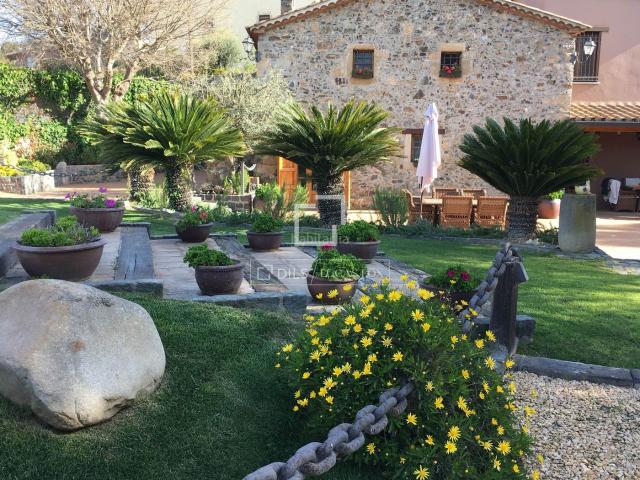 Chalet en venta en Santa Susanna. Masía catalana con capilla románica del siglo XII, totalmente rehabilitada y con licencia turística en venta en Santa Susana, Barc. Chalets Santa.