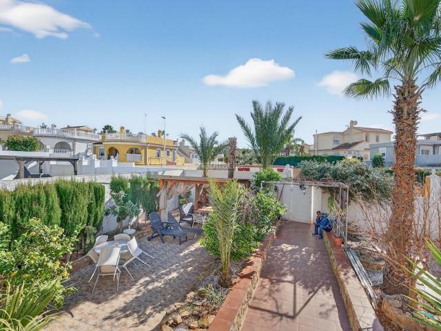 Chalet en venta en Santa Pola, Monte y Mar. Casa independiente con piscina privada y vivienda independiente en sótano Calle Bélgica, Gran Alacant Monte y Mar. Chalets Santa.