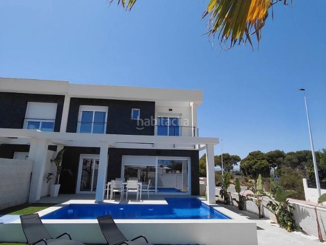 Chalet en venta en Santa Pola, Monte y Mar. Chalet con piscina en Gran Alacant. Chalets Santa.
