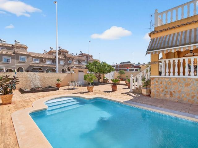 Chalet en venta en Santa Pola, Monte y Mar. Chalet independiente con piscina privada y gran sótano en Gran Alacant. Chalets Santa.