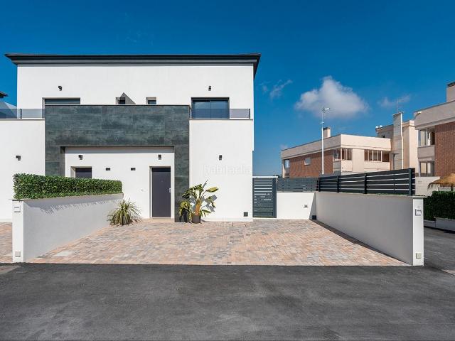 Chalet en venta en Santa Pola, Monte y Mar. Costa Blanca Eiendom presenta esta segunda fase de chalets adosados y pareados de obra nueva en la exclusiva zona de Gran Alacant. Chalets Santa.