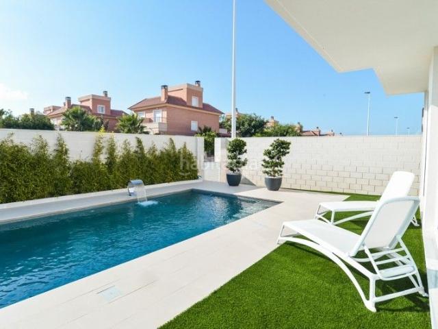 Chalet en venta en Santa Pola, Monte y Mar. Este práctico chalet es una vivienda moderna de diseño, luminosa y amplia de líneas rectas, de 169 m2 con 4 dormitorios, donde las. Chalets Santa.