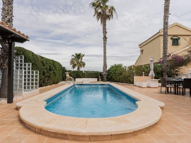 Chalet en venta en Santa Pola, Monte y Mar. Increíble villa independiente de 3 dormitorios con vistas parciales al mar. Chalets Santa.