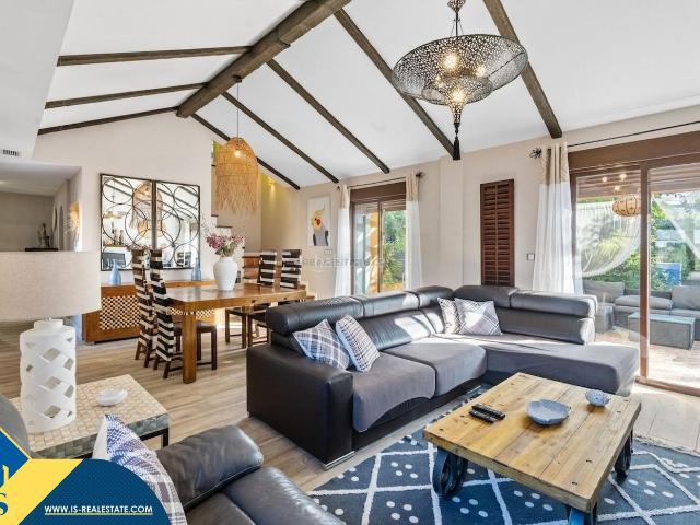Chalet en venta en Santa Pola, Noroeste. Villa con piscina privada en la provincia de Alicante, en la localidad de Santa Pola. 4 habitaciones 887 m² A 2,8 km del mar. Chalets Santa.