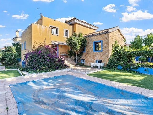 Chalet en venta en Santa Pola, Noroeste. Villa de lujo con piscina, jacuzzi y amplio sótano. Chalets Santa.