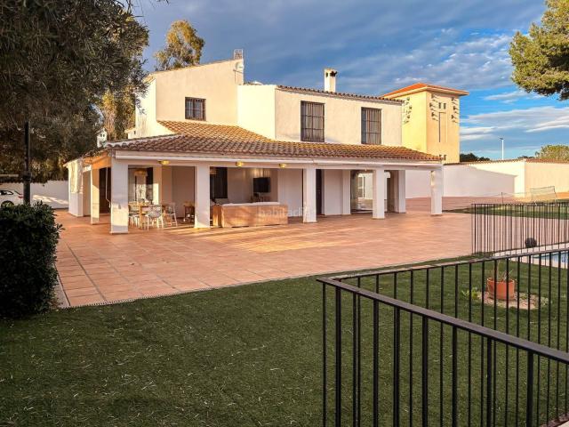 Chalet en venta en Santa Pola, Noroeste. Impresionante y espaciosa villa con amplio jardín, piscina y privacidad. Chalets Santa.