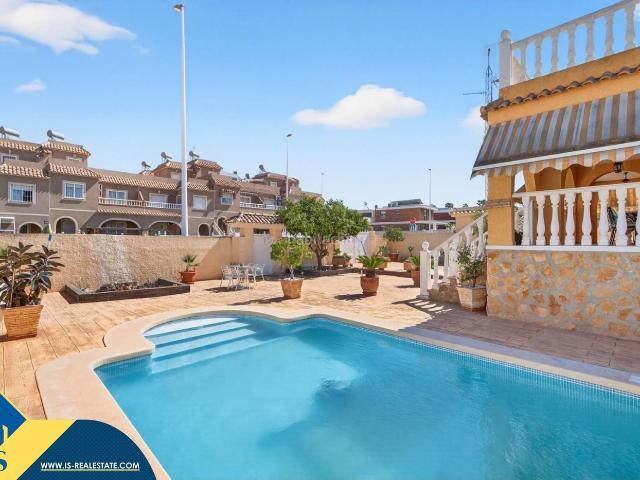 Chalet en venta en Santa Pola, Novamar Mediterráneo. Villa con piscina privada, en la provincia de Alicante, en la ciudad de Alicante. 4 habitaciones 350 m² A 1 kilómetro del mar. Chalets Santa.