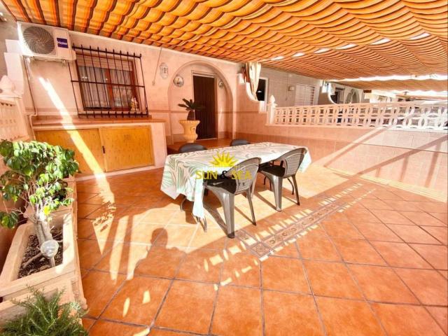 Chalet en venta en Santa Pola, Playa Tamarit Playa Lissa. iexclEN VENTAampnbspCHALET ADOSADO!Te presentamos este amplio chalet adosado en Santa Pola, disponible para alquiler de septiembre. Chalets.