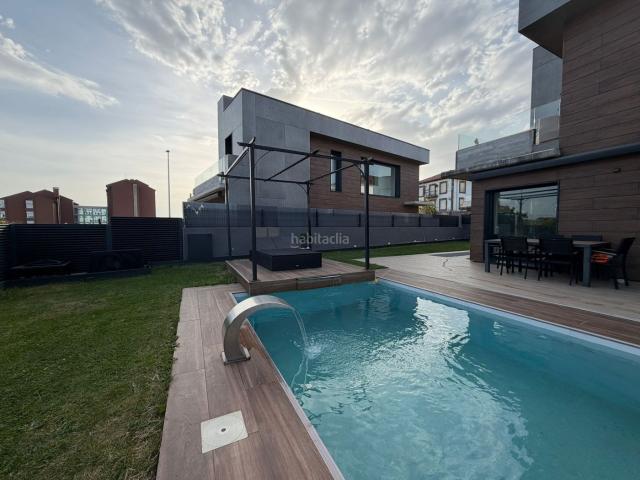 Chalet en venta en Santander, Cueto. CHALET EXCLUSIVO DE 317M2 Y 325M2 DE JARDIN EN EL MANSIN. VALDENOJA. Chalets.