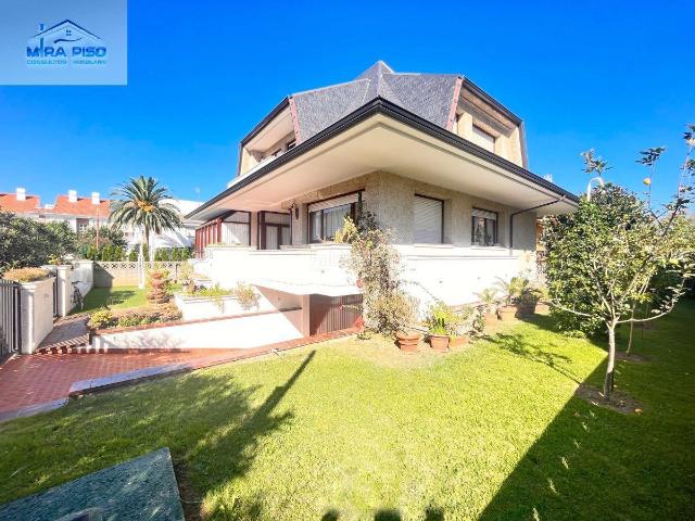 Chalet en venta en Santoña. Chalet Individual en venta en Santoña, 4 dormitorios. Chalets.