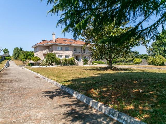 Chalet en venta en Santiago de Compostela, Campus Norte San Caetano. EXCLUSIVO CHALET CON GRAN PARCELA EN SANTIAGO. Chalets Santiago de.
