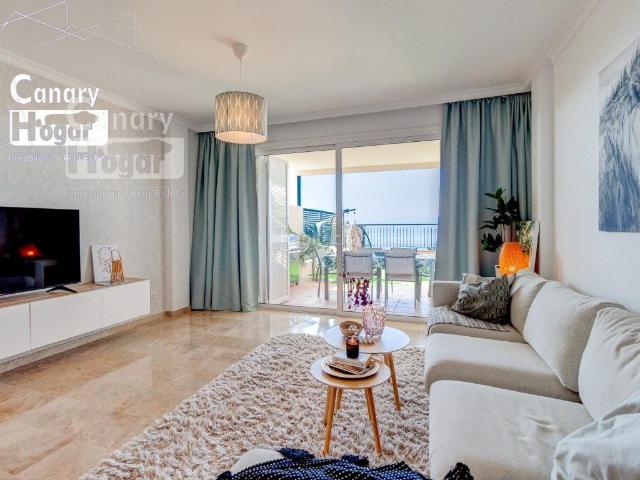 Chalet en venta en Santiago del Teide, Puerto de Santiago. Exclusivo adosado de tres plantas con vistas panorámicas al océano y licencia de vivienda vacacional. Chalets Santiago del.