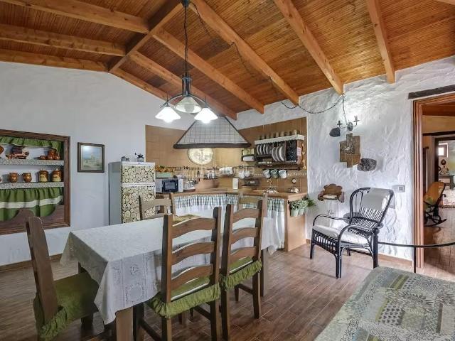 Chalet en venta en Santiago del Teide, Tamaimo Arguayo. Casa independiente con jardín n terreno urbano para construir edificio. Chalets Santiago del.