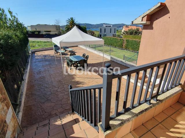 Chalet en venta en Sanxenxo, Vilalonga. Sanxenxo Villalonga. Chalet en Urbanización con piscina con terrazas y vistas al mar y a la ría. Chalets.
