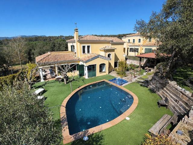 Chalet en venta en Girona, de 325 m² 5 habitaciones por 755.000