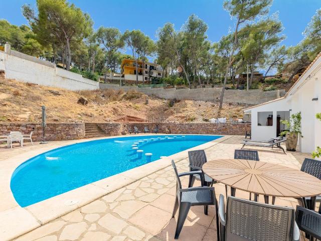 Chalet en venta en Segart. Exclusiva Villa de Lujo con Rentabilidad, Piscina para Eventos y Vistas Panorámicas en Segart. Chalets.