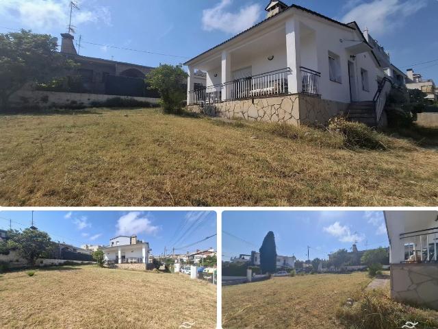 Chalet en venta en Segur de Calafell, Segur de Calafell Nucli Urbà Costa Dorada. Bonita casa de una planta con garaje y terraza soleada en el centro de Segur de Calafell. Chalets Segur de.