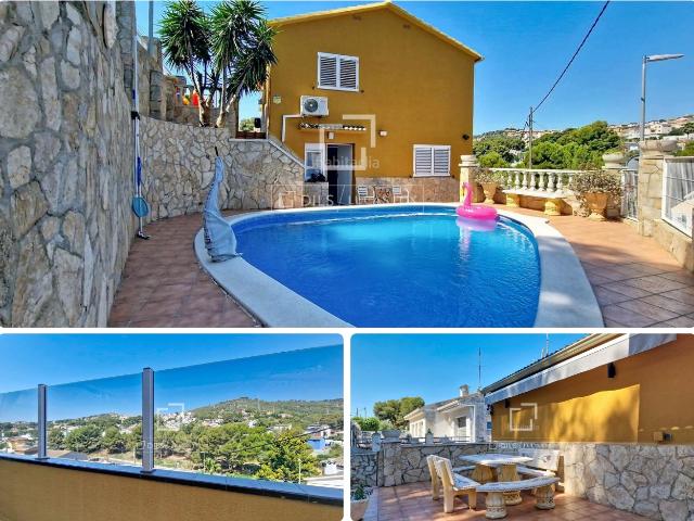 Chalet en venta en Segur de Calafell, Segur de Calafell Nucli Urbà Costa Dorada. Una oportunidad excepcional villa reformada con piscina, tres viviendas independientes y licencia turística en vigor.