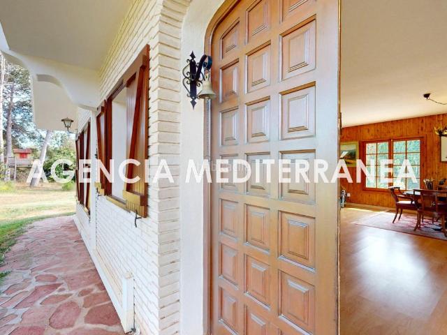 Chalet en venta en Serra. Chalet independiente con diseño único y máxima eficiencia en Urbanización Torre de PortaCoeli. Chalets.