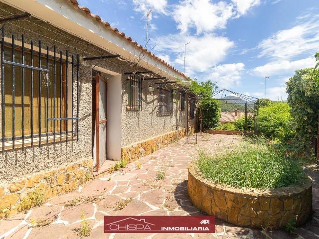 Chalet en venta en Serra. Chalet pareado en suelo rústico con 1700m2 de parcela. Chalets.