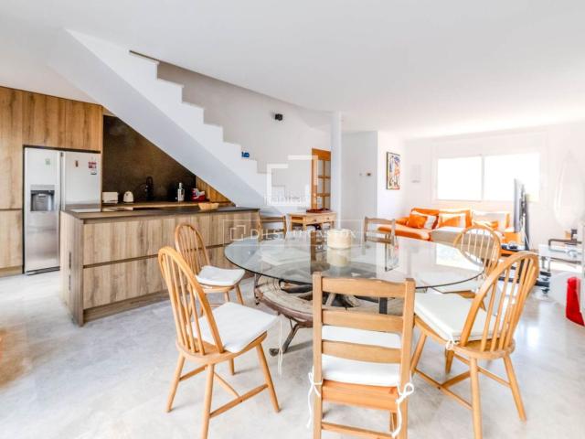 Chalet en venta en Sitges, Aiguadolç Sant Sebastià Costa Dorada. Luminosa casa de 4 dormitorios con vistas al mar, amplias terrazas y zonas comunitarias en Aiguadolç, Sitges. Chalets.