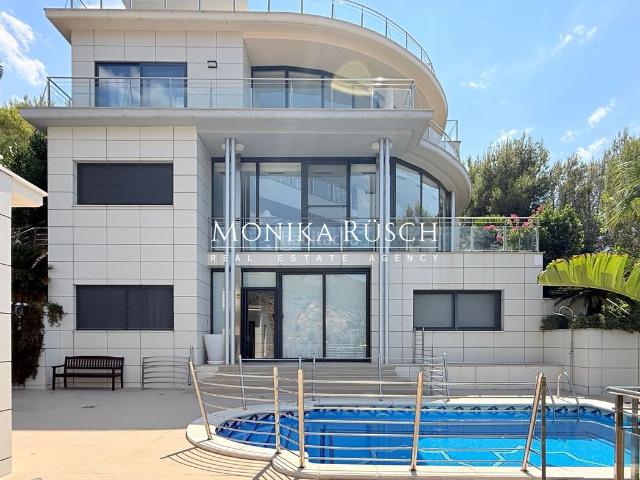 Chalet en venta en Sitges, Les Botigues de Sitges Costa Dorada. Villa Contemporánea de Excepción con Vistas Panorámicas al Mediterráneo Garraf II Sitges. Chalets.