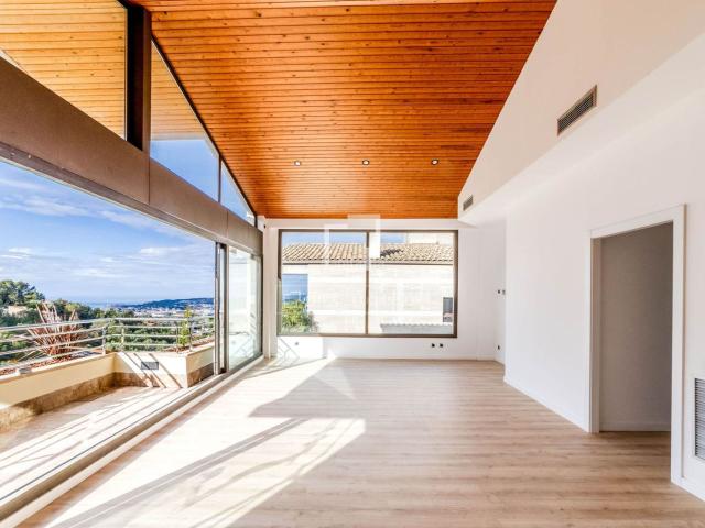 Chalet en venta en Sitges, Levantina Montgavina Quintmar Costa Dorada. Casa moderna con 4 habitaciones, piscina y vistas espectaculares en venta en las colinas de Sitges. Chalets.