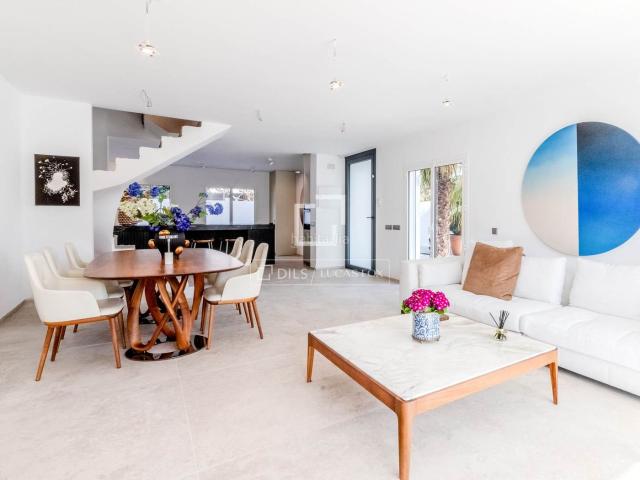 Chalet en venta en Sitges, Levantina Montgavina Quintmar Costa Dorada. Casa pareada con jardín y piscina en venta en Levantina, Sitges. Chalets.